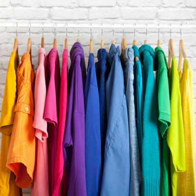 Oblečení si seřaďte klidně podle barev